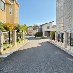西前面道路から外観を見るとこんな感じ。