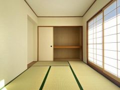 和室には広い押し入れが付いていて便利♪