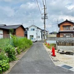 西前面道路から外観を見るとこんな感じ