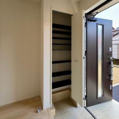 玄関入り口は明るく収納が付いています。