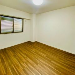 コチラは玄関すぐ横にある7帖の洋室です。