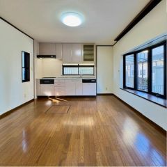 南向きで開放的な10帖あるリビングです。