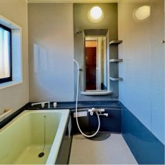 浴室に窓があるので室内は明るいですよ♪