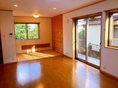 南向き陽当り良好な11.5帖のリビング。