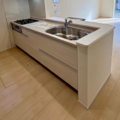 リビングを見渡せるカウンターキッチン。
