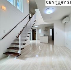 吹抜けでとても開放感のあるリビングです♪