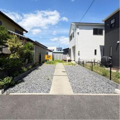 駐車場から玄関ポーチまでは結構長いです。