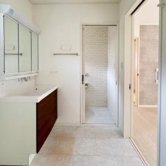洗面所は白基調で清潔感がありますよ♪