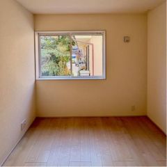 リビング奥に4.2帖の洋室があります。