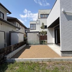 建物南側に陽当たり良好なお庭があります。