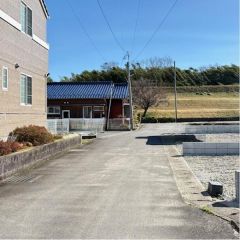 東前面道路から外観を見るとこんな感じ