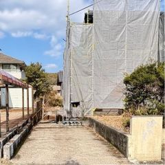 西側面に1台分の駐車スペースがあります。