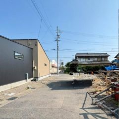 東前面道路から外観を見るとこんな感じ。