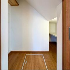 キッチン横に階段下収納があり便利です。