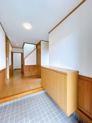 玄関周りは明るくて広く開放感があります。