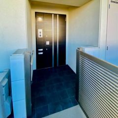 玄関ポーチ部分には、門扉が付いています。