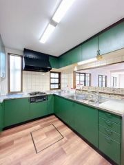 カップボード付の機能的なキッチンです。