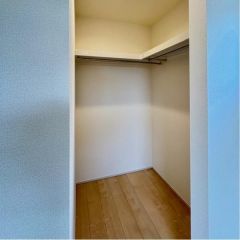 このお部屋のWICの中はこんな感じです。