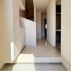 玄関周りはシンプルで明るいデザインです。