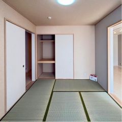 コチラは1階にある6帖の和室になります。