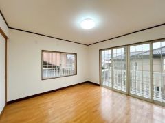 コチラは2階南東にある洋室になります。