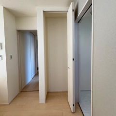 キッチン横には収納があり便利です♪