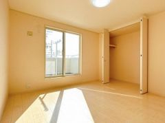 コチラは南西にある8帖の洋室になります。