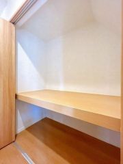 コチラは1階廊下にある収納になります。
