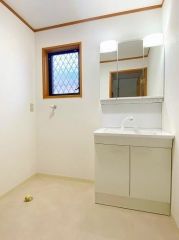 白基調の洗面台は、新品交換済みです。