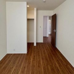 コチラは北東側にある7.75帖の洋室。