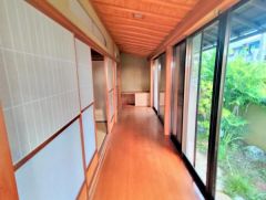和室の南側には陽当たり良好な広縁付です。