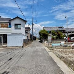 西前面道路から外観を見るとこんな感じ