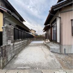 駐車場は縦列で2台分のスペースありです。