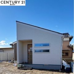 コチラは建物正面から見た外観写真です。