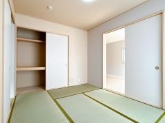 コチラは1階にある6帖の和室になります。