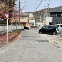 西前面道路から外観を見るとこんな感じ