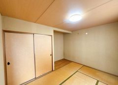 1階にある陽当たり良好な6帖の和室です。