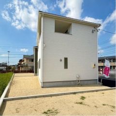 建物南側に陽当たり良好なお庭があります。