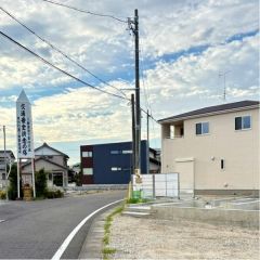 西前面道路から外観を見るとこんな感じ。
