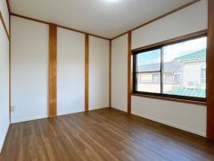 コチラは2階北側にある6帖の洋室です。