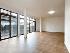 南向き陽当り良好な24帖のリビングです。