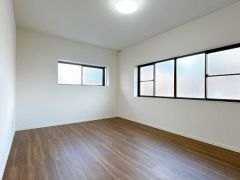 コチラは1階にある6帖の洋室になります。