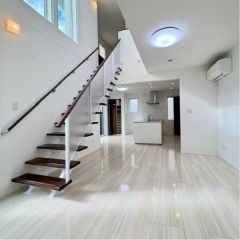 吹抜けで陽当たり良好なリビングです。