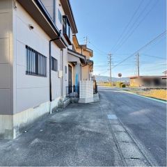 駐車場はL字型に2台駐車可能です。