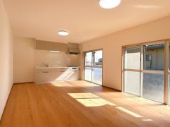 南向きで陽当り良好な14帖あるリビング。