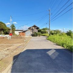 前面道路から外観を見るとこんな感じです。