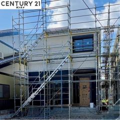 もう間もなく足場が外れます。完成間近！！