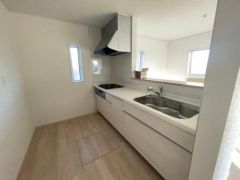 リビングを見渡せるカウンターキッチン。