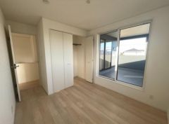 コチラは2階中側にある5帖の洋室です。