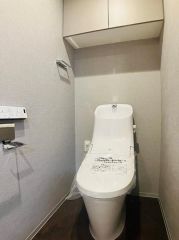 トイレ内には収納棚も付いていて便利です。
